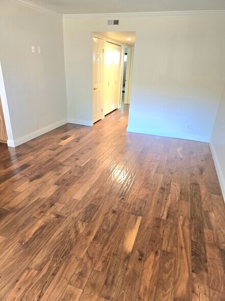 Building Photo - 624 Thoreau Ln