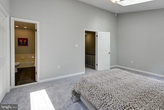 Building Photo - 1353 Templeton Pl