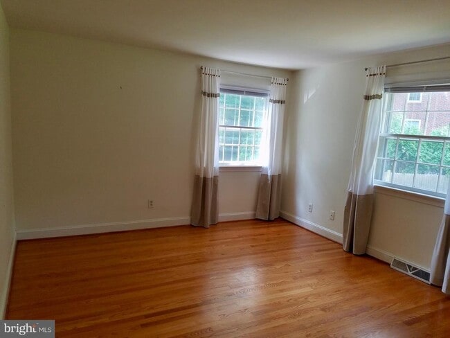 Building Photo - 128 Avon Rd