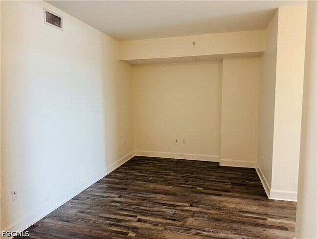 Building Photo - 3000 Oasis Grand Blvd