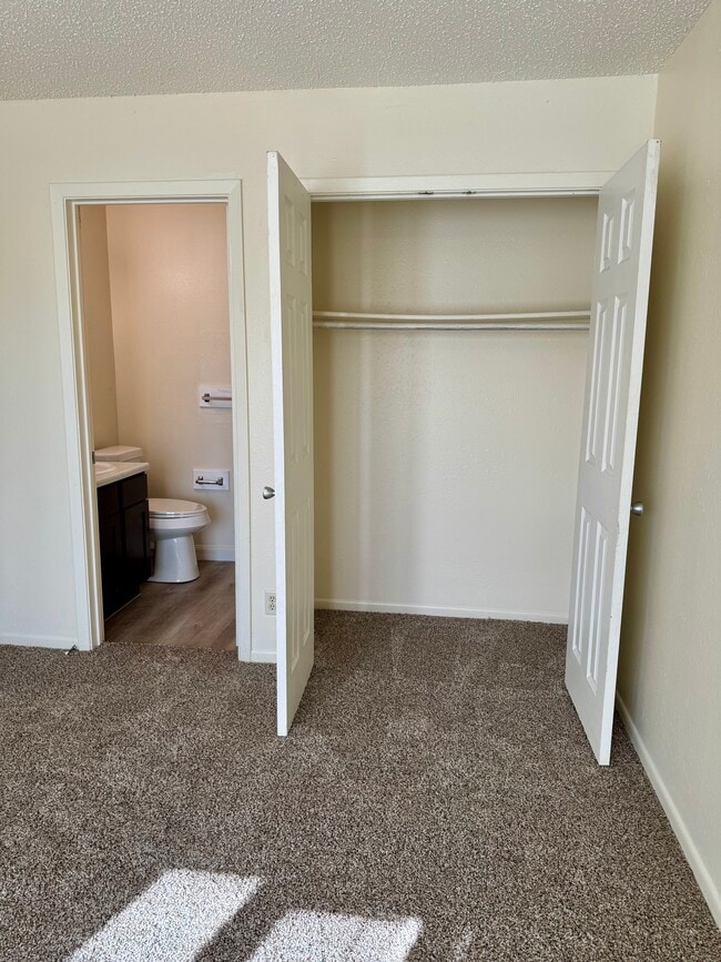 Building Photo - 1333 E 22nd St