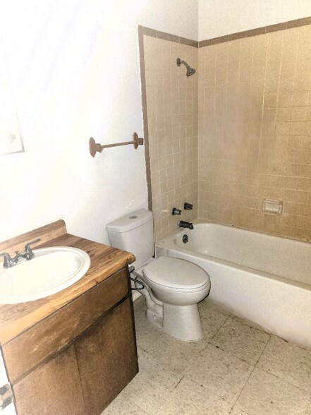 Building Photo - 516 Lewis Ave SE