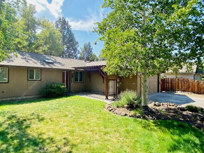 Building Photo - Bend Ranch-Style Home with Covered Patio &...
