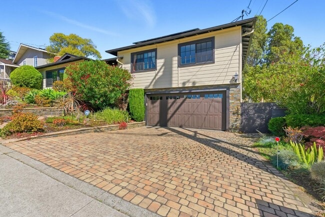 Building Photo - 901 Crestview Dr