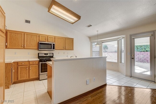 Building Photo - 114 E Tamarack Dr