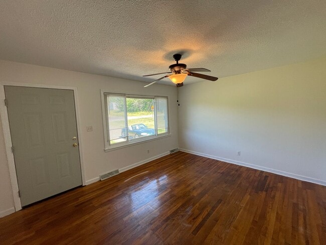 Building Photo - Freshly painted 3 bedroom 1.5 bath house with very large yard!  Pet Friendly!