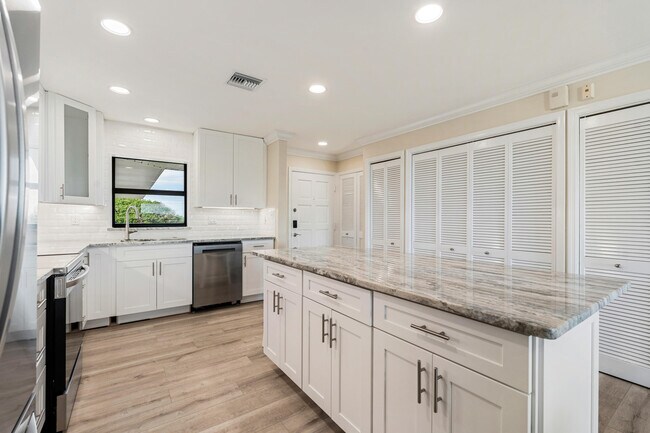 Building Photo - 5300 Jimmy Buffett Mem Hwy