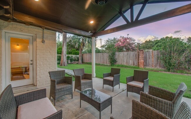 Building Photo - 14603 Carolcrest Dr