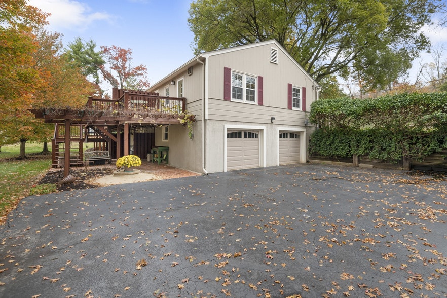 Off Street Parking - 755 Weidman Rd