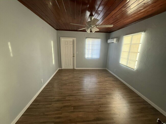 Building Photo - 8801 E Moonrise Ln