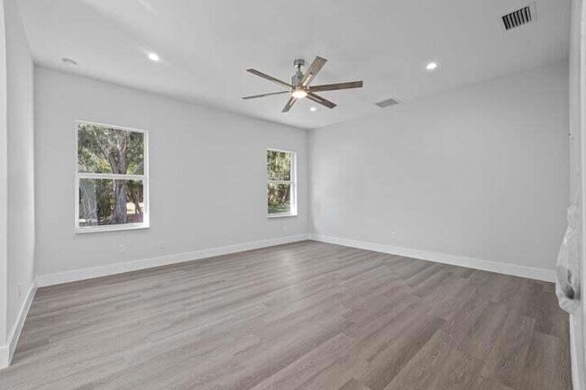 Building Photo - 419 SW Namoit Pl