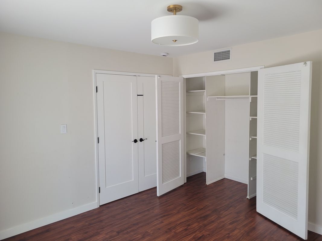 Building Photo - 11 Meadowsweet