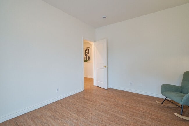 Building Photo - 2 WEEKS OFF SPECIAL..BEAUTIFUL 4 BED 3 BATH UNIT!!!!!