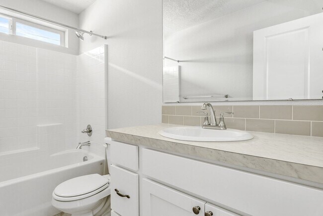 Building Photo - Beautiful 4bd/2ba Single Level Home w/RARE 4-CAR GARAGE