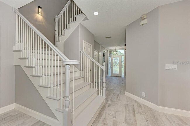 Building Photo - 1648 Bayshore Dr