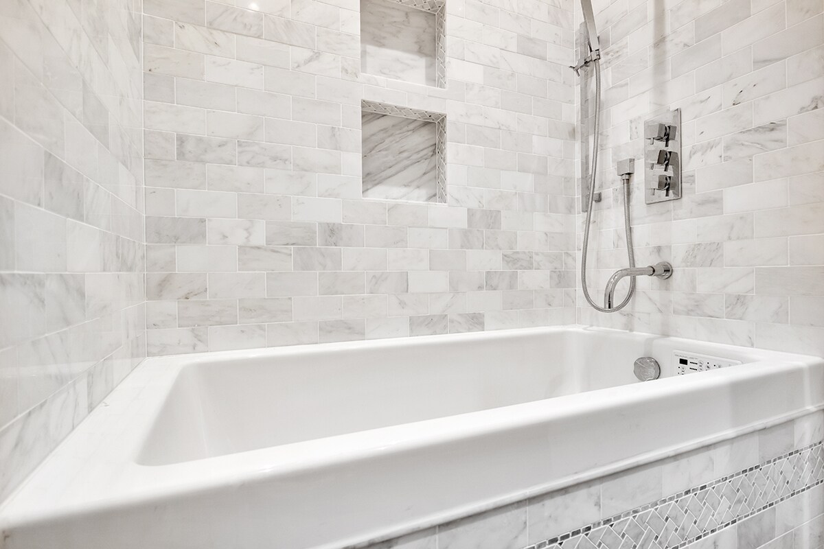 Hall Bath 2 - 1228 N Dearborn St