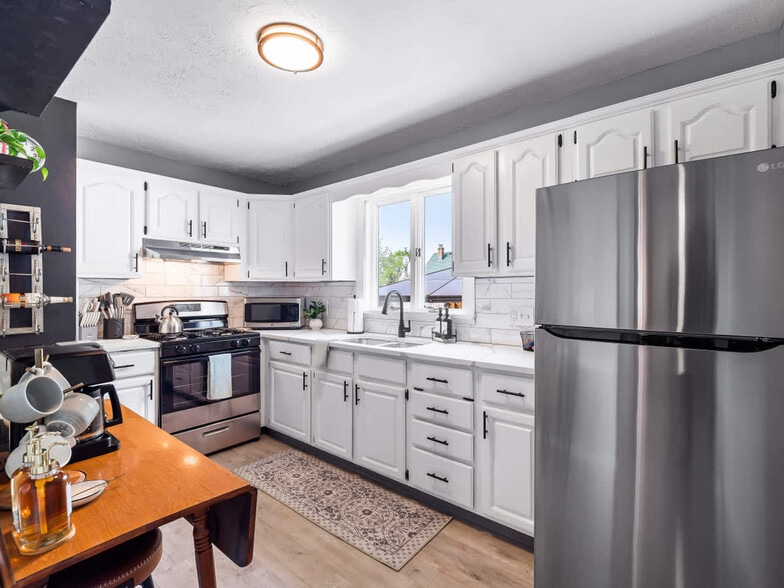 Building Photo - 1906 N Leavitt Rd