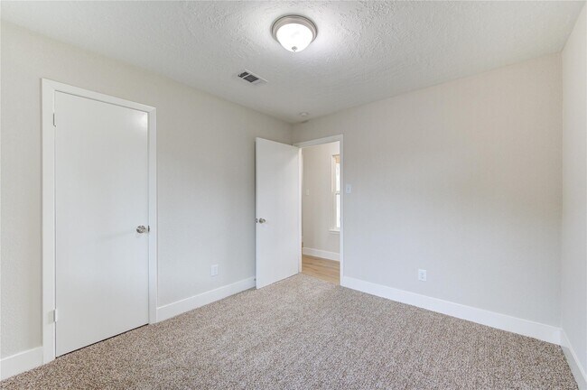 Building Photo - 328 Meadow Wood Ct