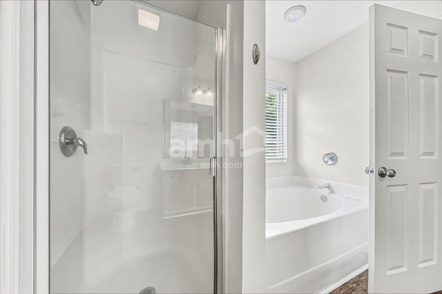 Building Photo - 916 Springs Hill Way