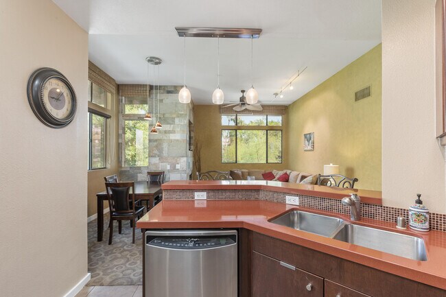 Building Photo - 780 E Palm Canyon Dr