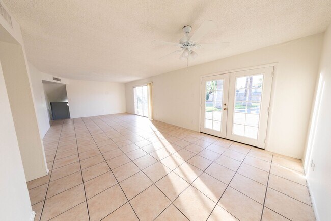 Building Photo - 5 bed 3.5 bath home with AMAZING & HUGE BA...