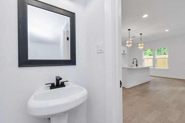 Building Photo - 2813 Drew St