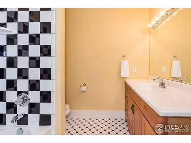 Building Photo - Charming Craftsman Gem Near McKinley Park