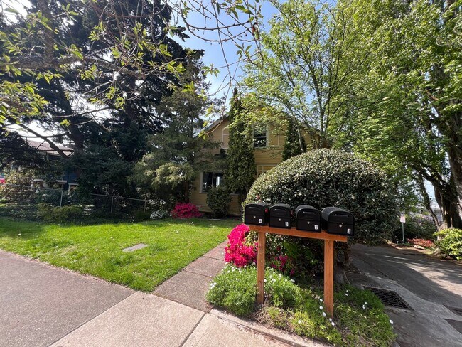 Building Photo - 3 Bed 1 Bath Unit in lower level of Victor...