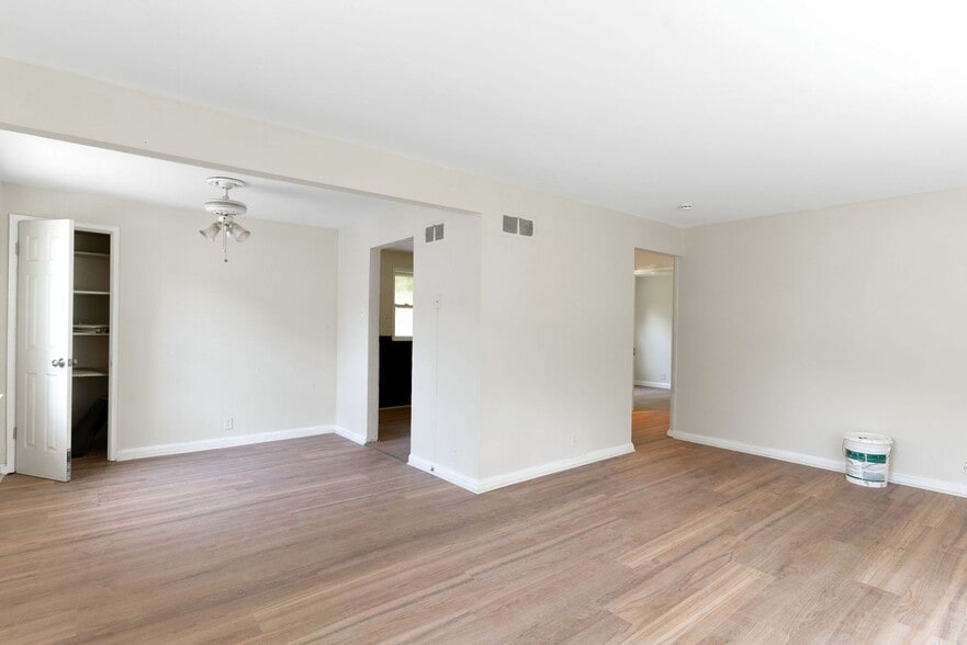 Building Photo - 8135 Bloom Dr