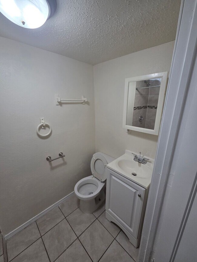 Building Photo - Charming 4BR Home with Spacious Layout, Mo...