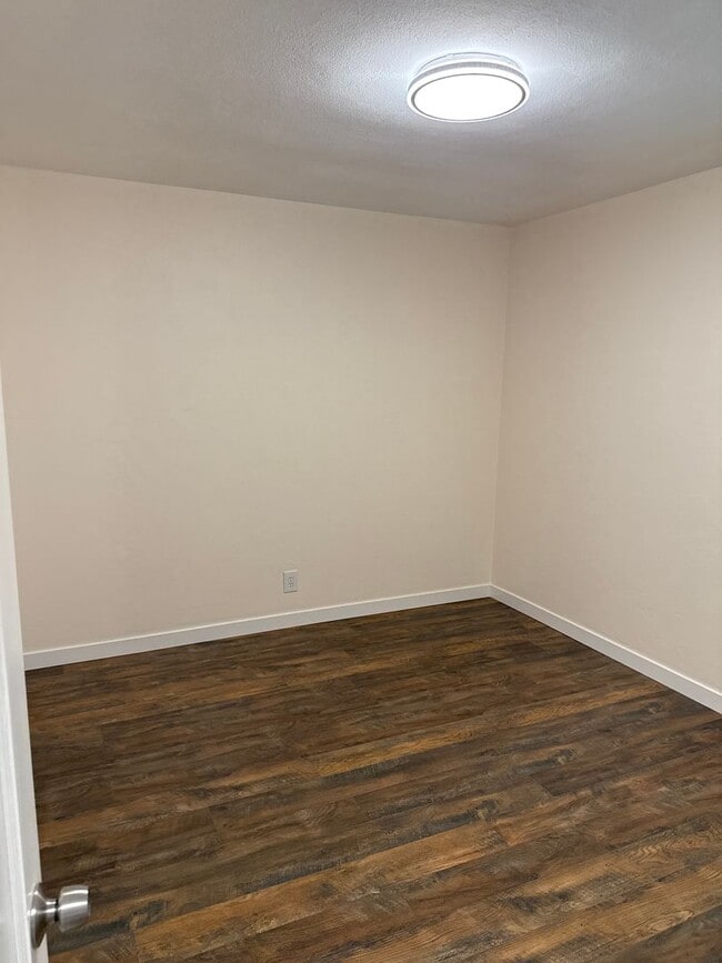 Building Photo - Updated 2bdrm 1 bath house  walking distan...
