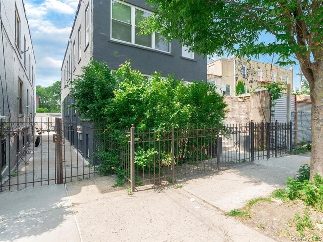 Building Photo - 910 E 226th St