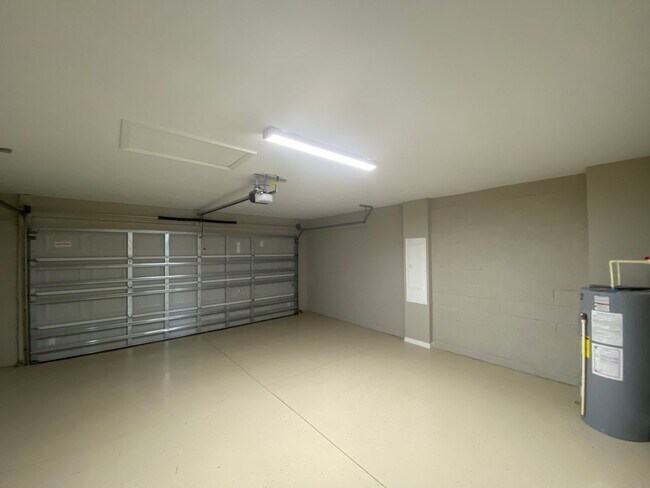Building Photo - Desirable SE Ocala Neighborhood 3/2/2 *WON...