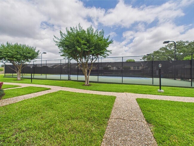 Building Photo - 10380 Briar Forest Dr