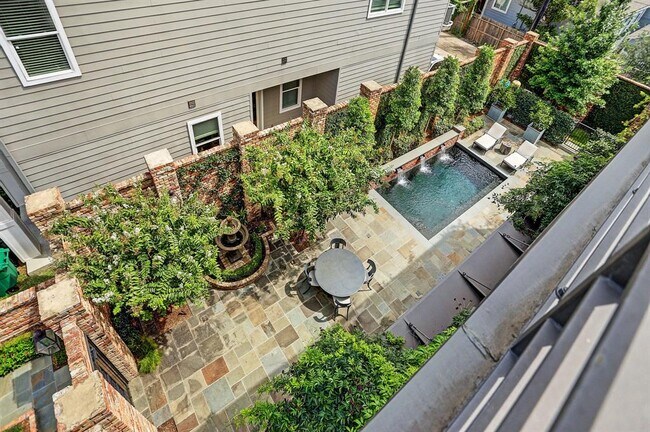 Building Photo - 808 Coronado St