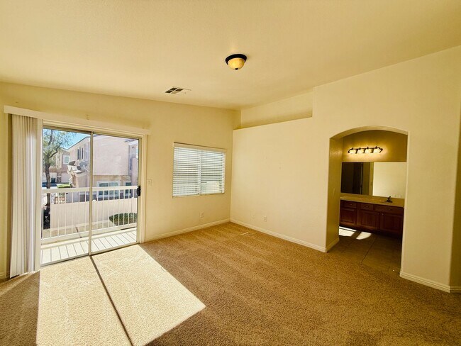 Building Photo - Great Spacious 3 bedroom Townhome Availabl...