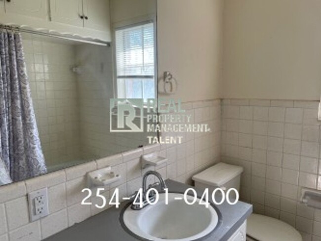 Building Photo - 2 Bedroom, 1.5 Bathroom Duplex Townhome fo...