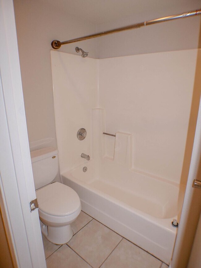 Building Photo - Charming 2 bed/2 bath second level condo with washer/dryer & assigned parking