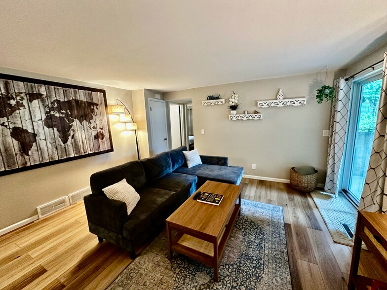 Building Photo - 5801 Williamsburg Way