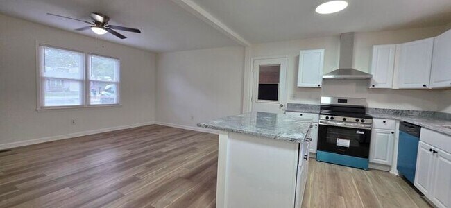 Building Photo - Beautifully Renovated 4BD/1BA Home w/ Finished Basement in Hickory!