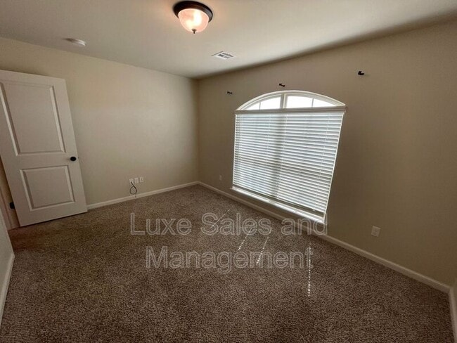 Building Photo - 9501 Ashford Dr