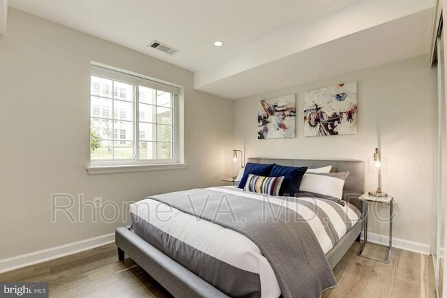 Building Photo - 4113 S Four Mile Run Dr