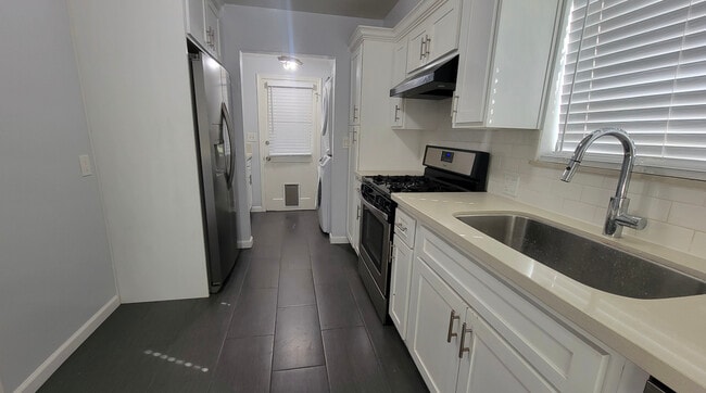 Building Photo - 252 N Canyon Blvd