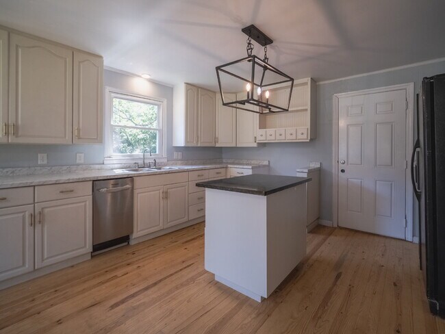 Building Photo - "Charming 3-Bedroom Home in Cramerton - Spacious 1217 Sq Ft with 2 Full Baths!"
