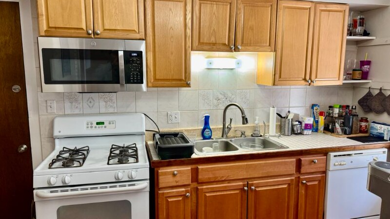 Building Photo - 1368 W Evergreen Ave