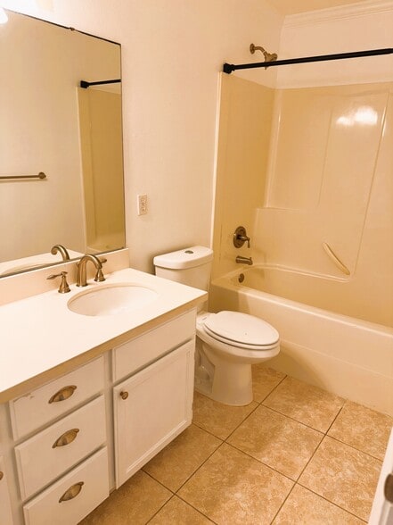 Guest bathroom with 2 vanity - 18314 115th Ave E