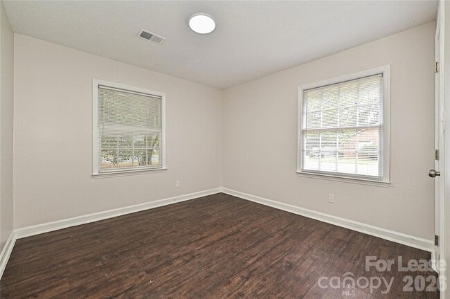 Building Photo - 8439 Country Oaks Rd