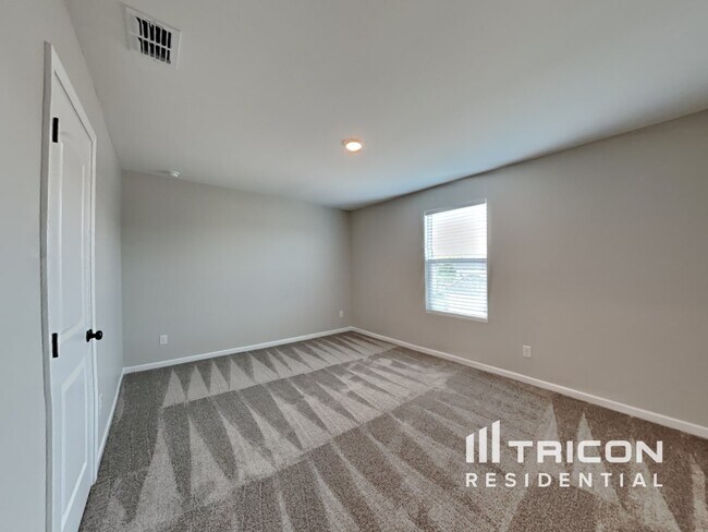 Building Photo - 176 Millbrook Dr
