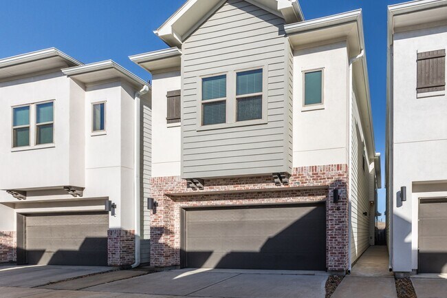 Building Photo - 806 Thornton Rd