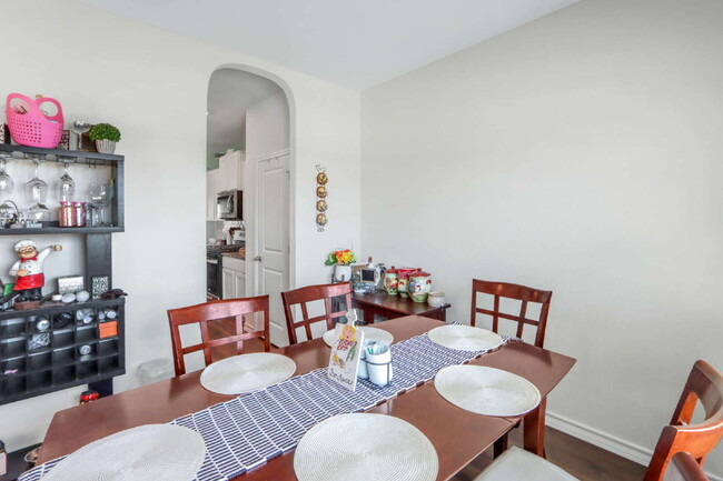 Building Photo - "Spacious 5-Bedroom Home with 3.5 Full Bat...